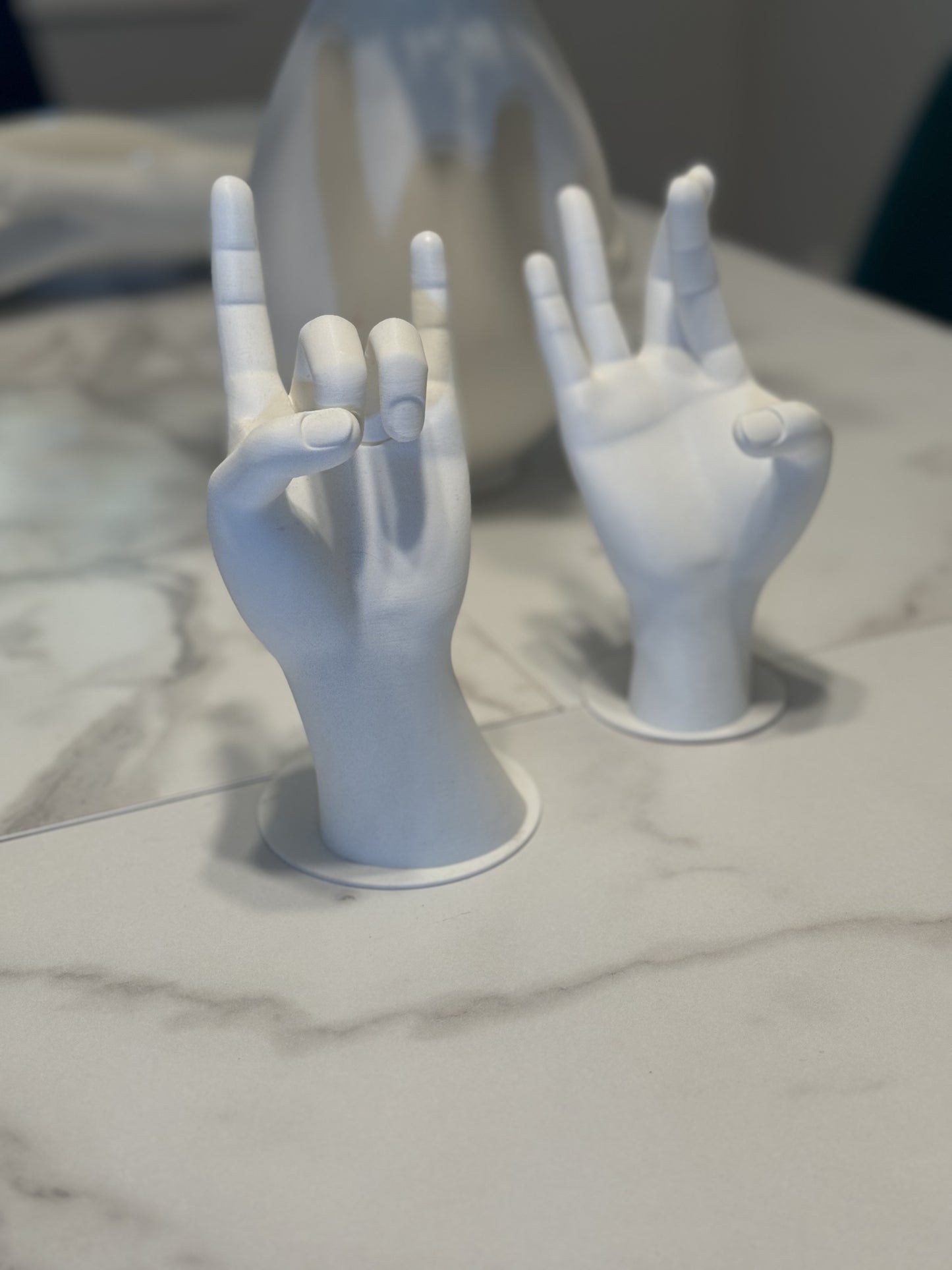 3D-printed hand-shaped jewelry holder, perfect for organizing and displaying accessories like rings and bracelets.